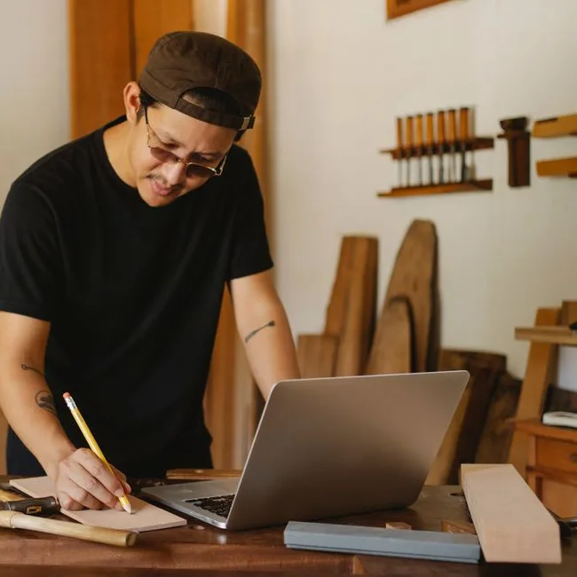 Artisan consultant ses factures dans son atelier